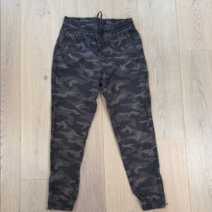 Athleta Camouflage Jogger Pants Size 2